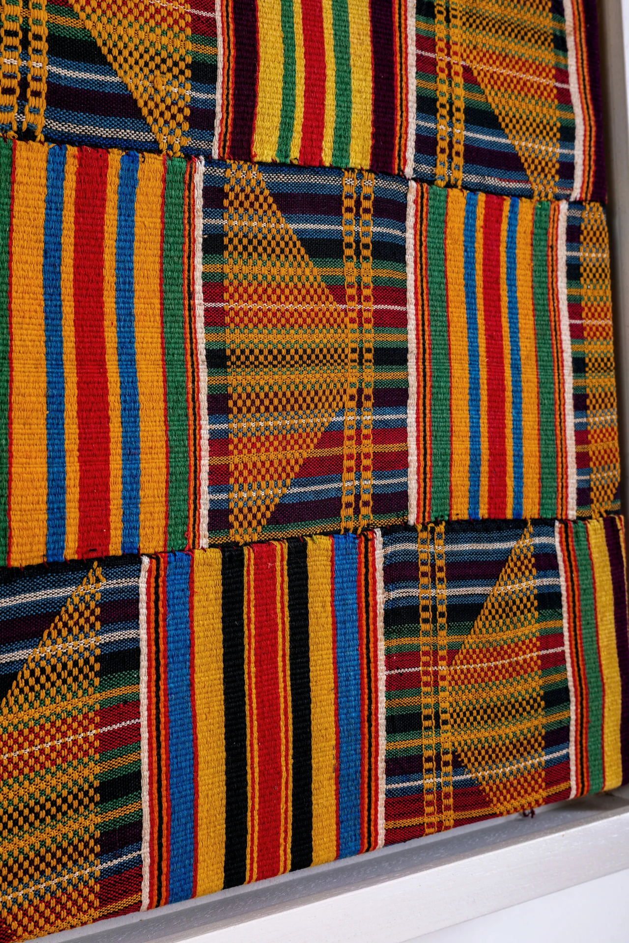 Colour and weave of EWE-024